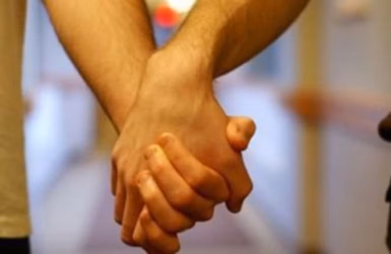 Người đồng tính luôn có cảm giác mặc cảm và tìm cách che đậy.