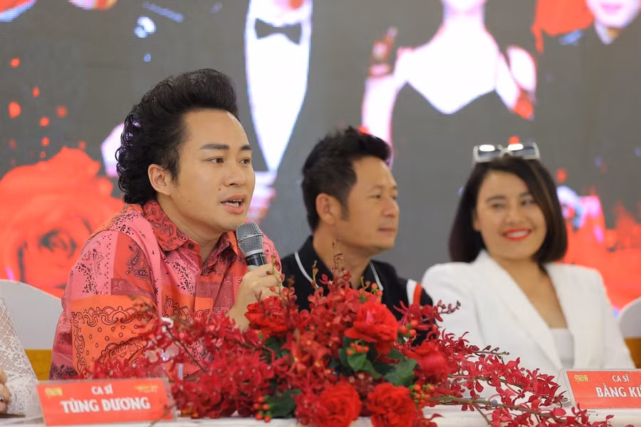 Ca sĩ Tùng Dương chia sẻ về màn song ca đặc biệt với ca sĩ Ngọc Anh. Ảnh: Hòa Nguyễn.