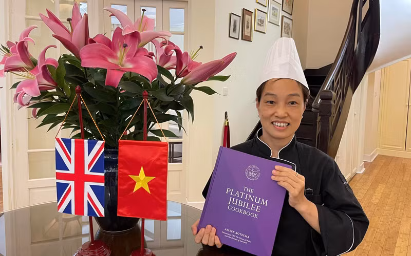 Bếp trưởng Đỗ Thị Hải Lý với món Bún chả Hà Nội được đưa vào cuốn sách nấu ăn kỷ niệm Đại lễ Bạch kim của Nữ hoàng Anh. Ảnh: Đại sứ quán Anh.