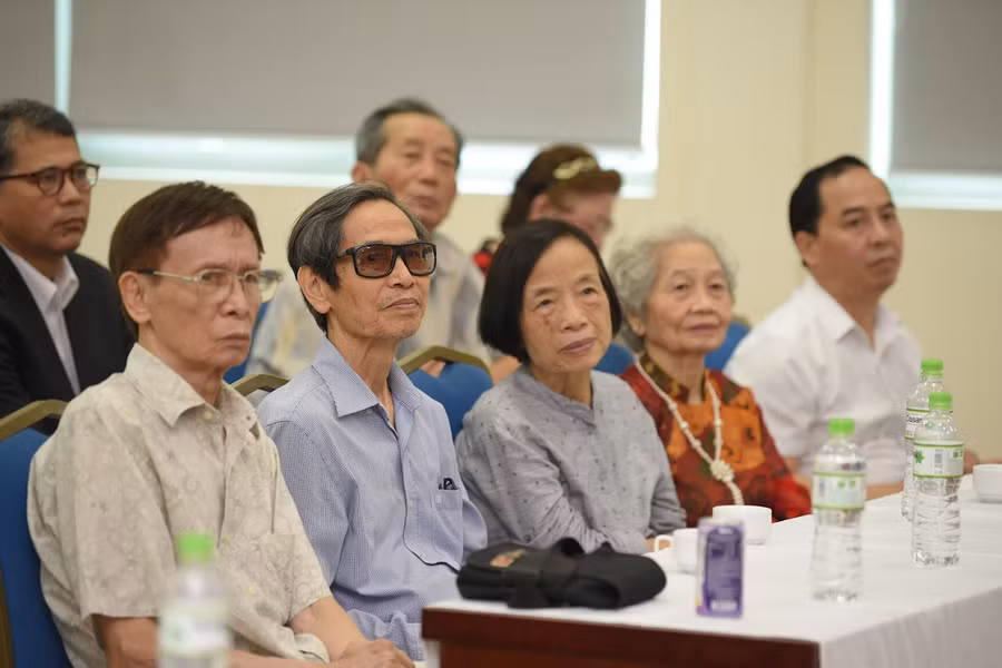 Một số thành viên đại diện cho gia đình thân tộc cố Giáo sư Từ Giấy tại buổi lễ.