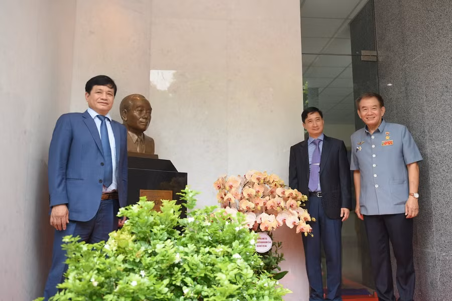 Đại diện gia đình cố Giáo sư Từ Giấy, đại diện Viện Dinh dưỡng và nhà tài trợ chụp ảnh lưu niệm bên tượng của cố Giáo sư.