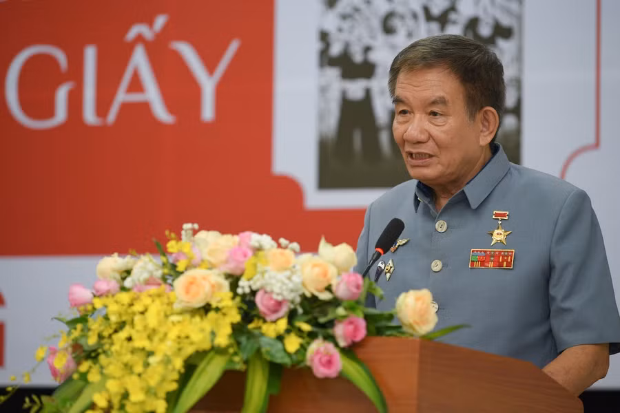 Anh hùng Lực lượng vũ trang Từ Đễ, trưởng nam, đại diện gia đình phát biểu tại buổi lễ.