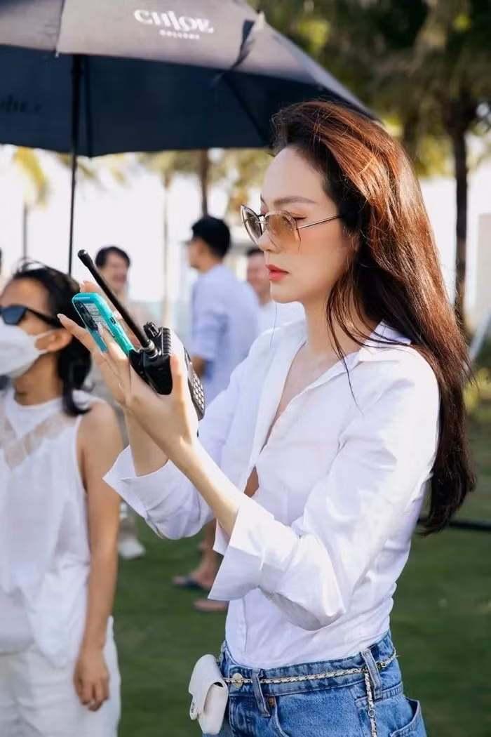 Minh Hằng tự đạo diễn cho hôn lễ của mình nên bận rộn kiểm tra kỹ từng khâu để đám cưới được diễn ra thật ấn tượng. - Ảnh: MXH.