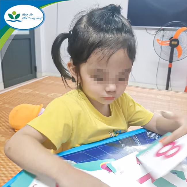 Sau hơn 1 năm cấy Ốc tai điện tử, bé Minh Khuê đã nghe, nói được nhiều hơn và sắp tới đây con sẽ được đến trường mẫu giáo như bao bạn nhỏ cùng trang lứa (Ảnh gia đình cung cấp).