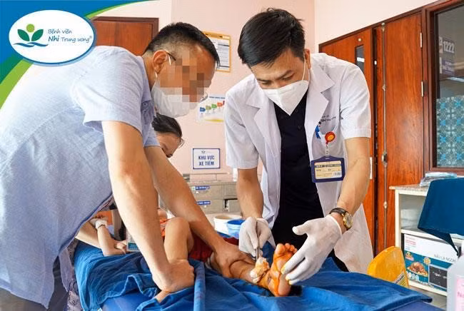 Bệnh nhi được các bác sĩ thăm khám và điều trị vết thương. Ảnh: Lê Hiếu.
