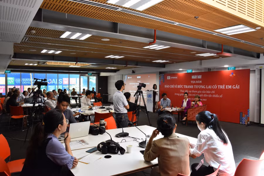 Các đại biểu tham gia thảo luận tại toạ đàm.