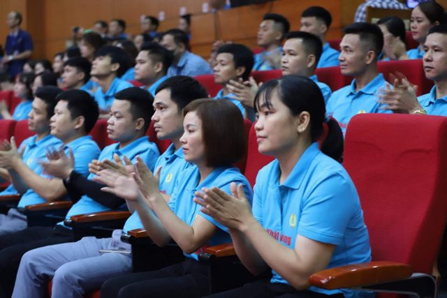 Các đại biểu công nhân dành tràng pháo tay kéo dài khi nghe Thủ tướng thông báo tin vui trong sáng nay (12/6) về quy định mức lương tối thiểu đối với người lao động làm việc theo hợp đồng lao động. Nguồn: VGP. Các đại biểu công nhân dành tràng pháo tay kéo dài khi nghe Thủ tướng thông báo tin vui trong sáng nay (12/6) về quy định mức lương tối thiểu đối với người lao động làm việc theo hợp đồng lao động. Nguồn: VGP.
