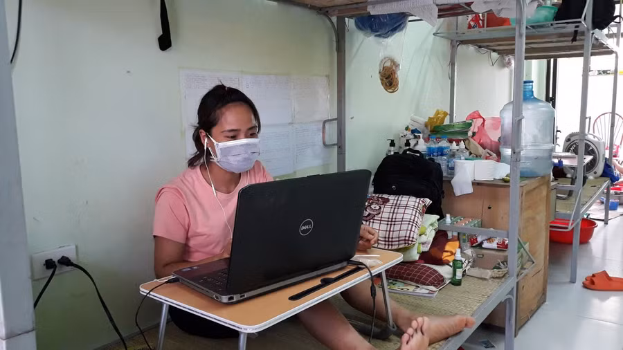 Học sinh Trường THCS Tân Châu học trực tuyến trong khu cách ly.