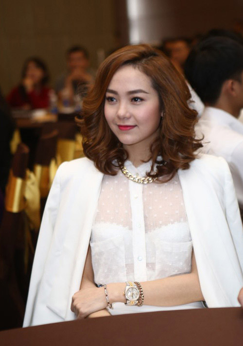 5 sao Việt nữ tính với tóc dài, trẻ trung khi để tóc ngang vai ảnh 15 5 sao Việt nữ tính với tóc dài, trẻ trung khi để tóc ngang vai - 15