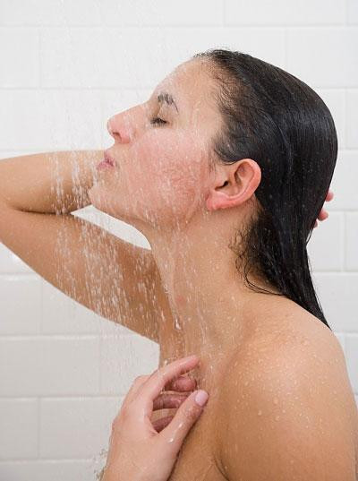 Cho dù tắm nước lạnh mang lại rất nhiều lợi ích cho cơ thể, tuy nhiên, việc tắm quá lâu lại gây phản tác dụng. me