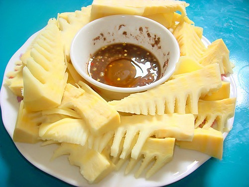 Trước khi nấu măng cũng phải luộc qua với nước có cho chút muối từ 1 đến 2 lần nhằm giảm hàm lượng xyanua đến mức tối đa. me