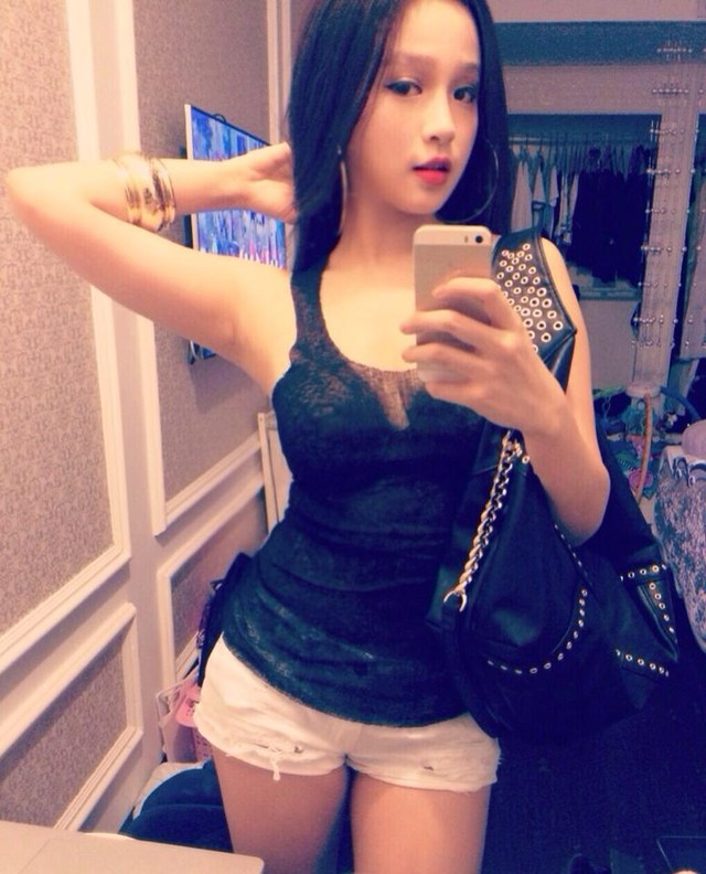 Nhan sắc gợi cảm, sang chảnh của hot girl Huyền Baby ảnh 12 Cô tiếp tục tung ra những hình ảnh gợi cảm mỗi khi chuẩn bị ra đường hoặc xuất hiện ở sự kiện nào đó.