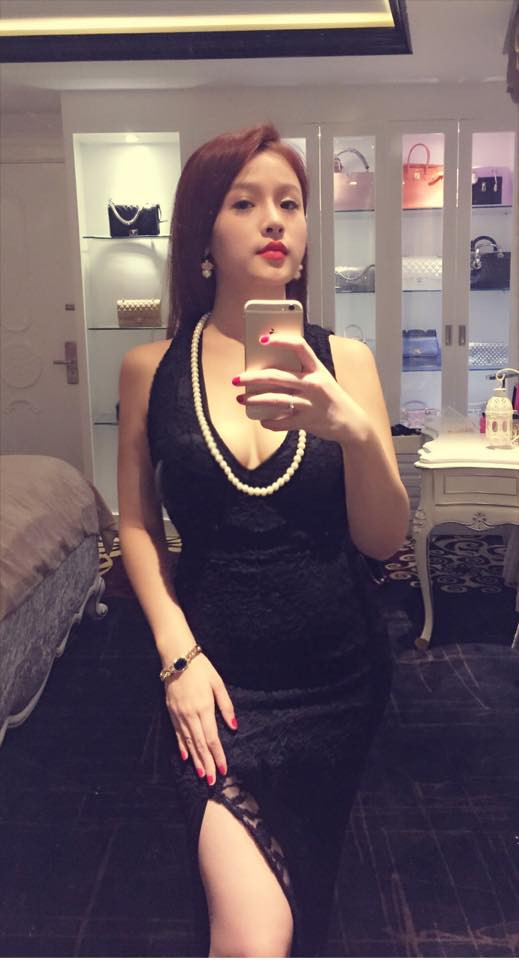 Nhan sắc gợi cảm, sang chảnh của hot girl Huyền Baby ảnh 4 Những trang phục kín đáo, dễ thương dần biến mất, thay vào đó là bộ sưu tập váy cắt xẻ táo bạo và có chủ ý.