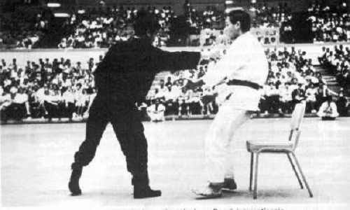  Tháng 3 năm 1961, 21 tuổi, Lý Tiểu Long mở lớp dạy Kungfu cho sinh viên Đại học Washington, Mỹ 