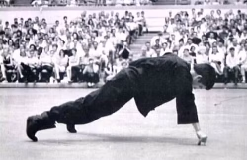  Ngày 2 tháng 8 năm 1964, Ed Parker, được biết đến như cha đẻ của karate Mĩ (Kempo), mời Lý Tiểu Long biểu diễn. Lý Tiểu Long đã biểu diễn đòn Thốn quyền và hít đất với 2 ngón tay. 