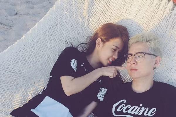 Tuy nhiên những khoảnh khắc tình tứ như thế này lại "tố cáo" cô nàng đang đánh lạc hướng fan mà thôi. Tuy nhiên những khoảnh khắc tình tứ như thế này lại