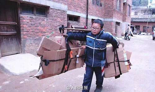 Cậu bé 10 tuổi bán phế liệu cứu cha bị bệnh bạch cầu - 1