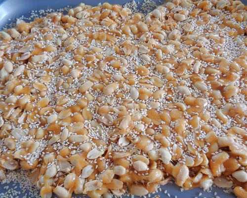 Cách làm kẹo lạc giòn tan như ngoài hàng - 6