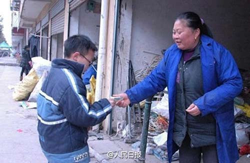 Cậu bé 10 tuổi bán phế liệu cứu cha bị bệnh bạch cầu - 5