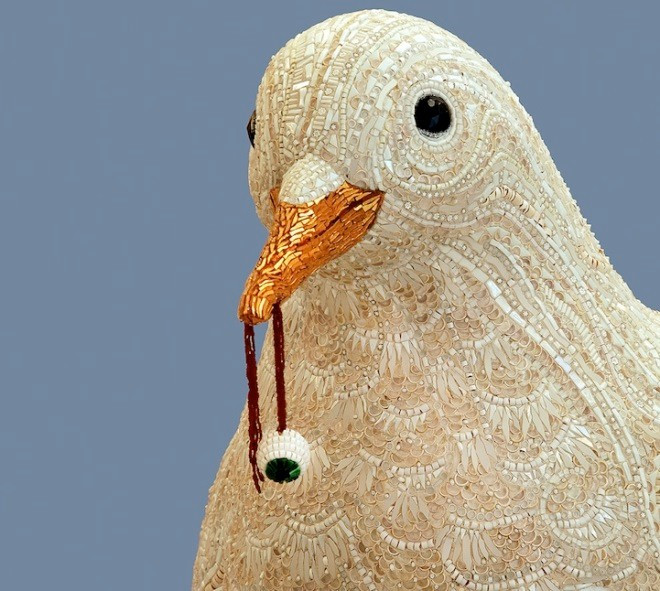 Cô chủ yếu có niềm đam mê sáng tạo ra những gì thiên về tự nhiên. Gần đây nhất, cô cho ra mắt bộ sưu tập gồm nhiều loài chim không thể đẹp hơn. Cô gái ghép hình tuyệt đẹp từ hàng triệu hạt đá nhỏ