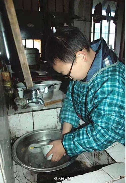Cậu bé 10 tuổi bán phế liệu cứu cha bị bệnh bạch cầu - 3