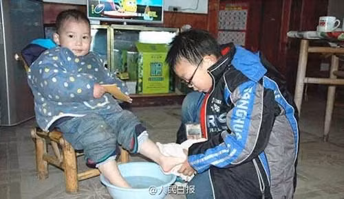 Cậu bé 10 tuổi bán phế liệu cứu cha bị bệnh bạch cầu - 2