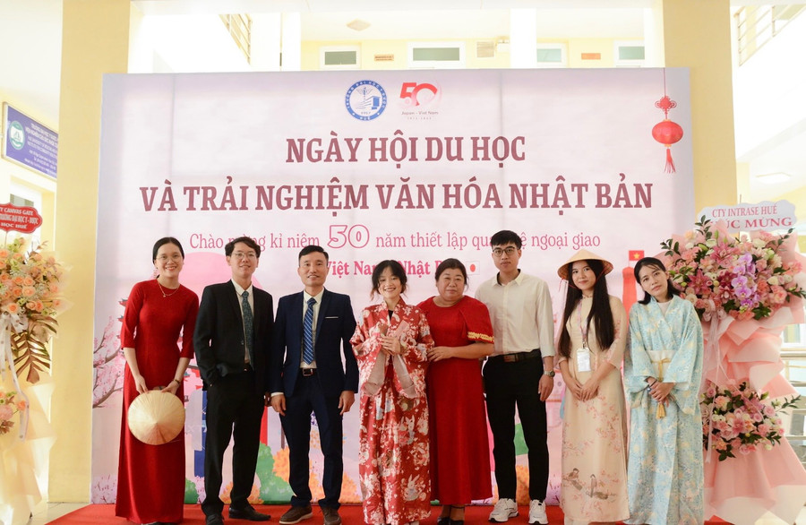 Ngày hội được tổ chức dịp kỷ niệm 50 năm thiết lập quan hệ ngoại giao Việt Nam - Nhật Bản. Ngày hội được tổ chức dịp kỷ niệm 50 năm thiết lập quan hệ ngoại giao Việt Nam - Nhật Bản.