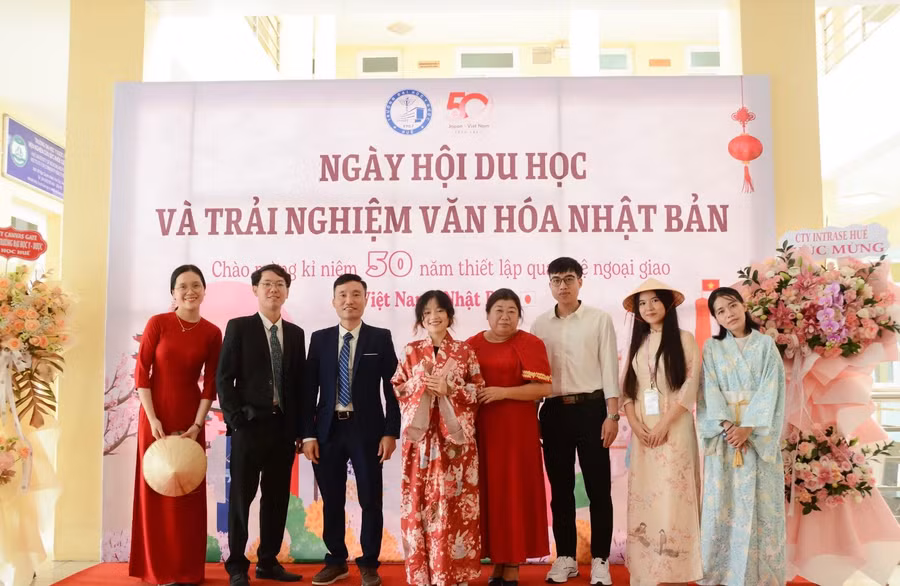 Ngày hội được tổ chức dịp kỷ niệm 50 năm thiết lập quan hệ ngoại giao Việt Nam - Nhật Bản.