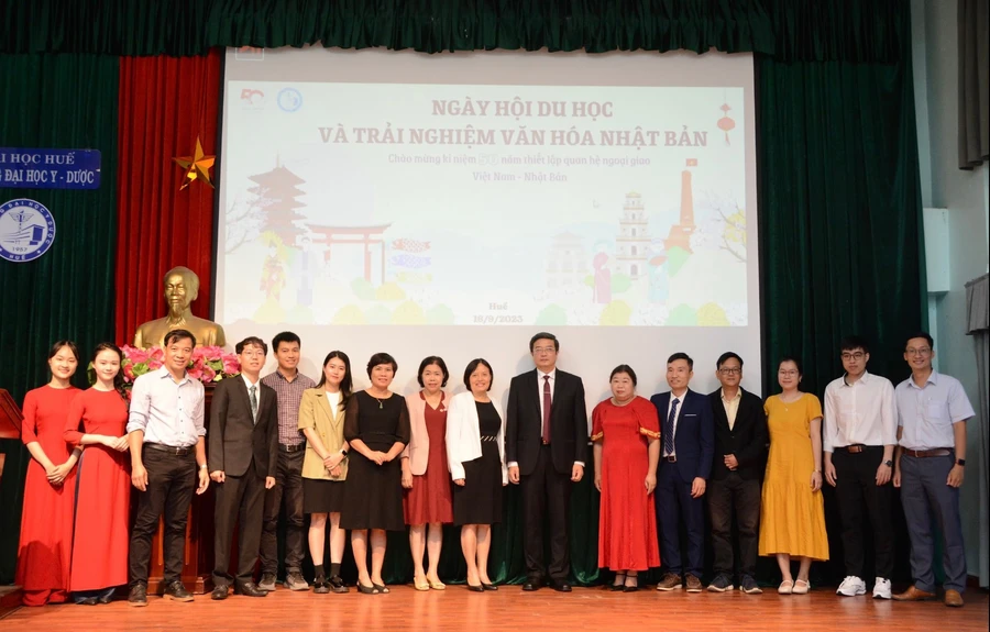 Các địa biểu khách mời chụp ảnh lưu niệm tại ngày hội du học và trải nghiệm văn hóa Nhật Bản.