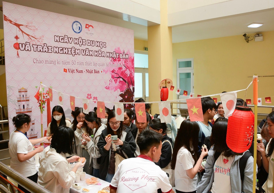 Sinh viên giao lưu tại ngày hội du học và trải nghiệm văn hóa Nhật Bản. Sinh viên giao lưu tại ngày hội du học và trải nghiệm văn hóa Nhật Bản.