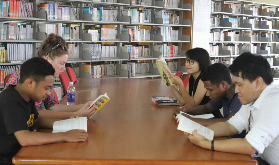 Sinh viên quốc tế của Đại học Thái Nguyên tại phòng đọc thư viện