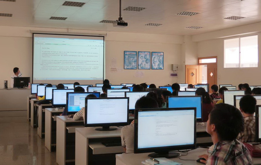 Sinh viên quốc tế của Đại học Thái Nguyên trong phòng thực hành tin học