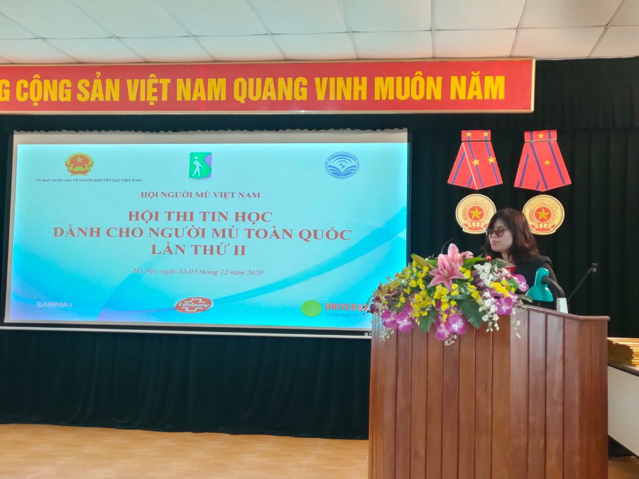 Bà Đinh Việt Anh – Phó Chủ tịch Hội người mù Việt Nam phát biểu tại buổi lễ Bà Đinh Việt Anh – Phó Chủ tịch Hội người mù Việt Nam phát biểu tại buổi lễ