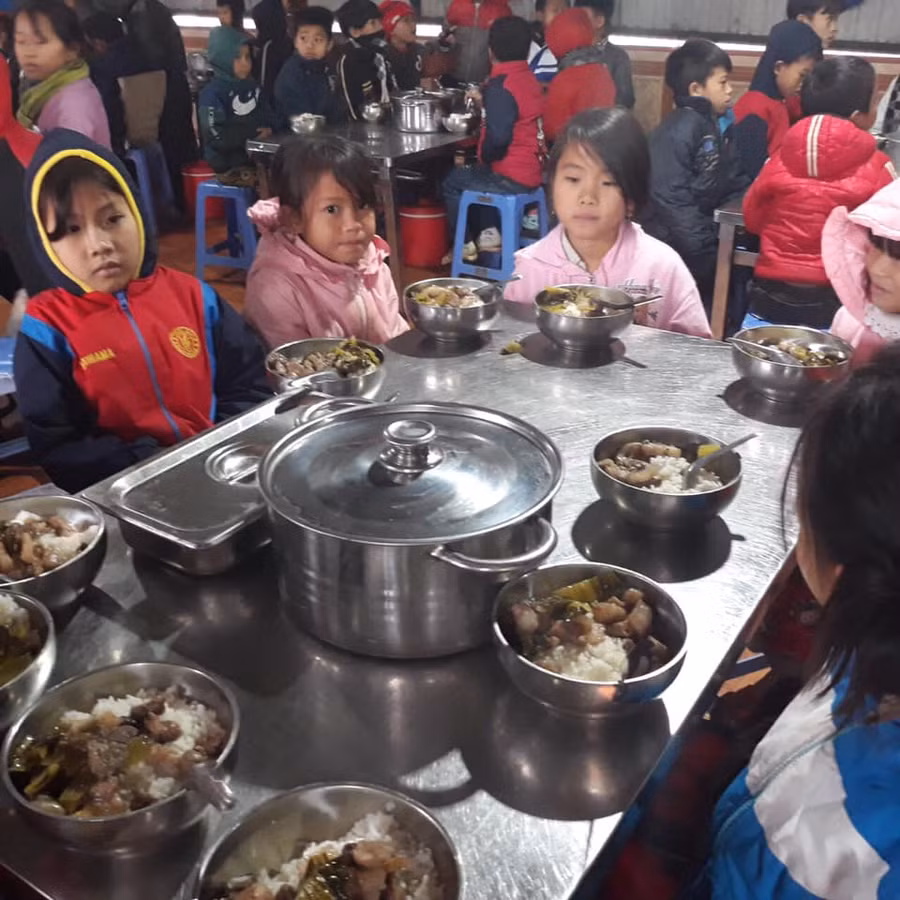 Bữa cơm của HS bán trú được giữ nhiệt bằng cách HS ngồi vào bàn ăn mới múc ra bát.