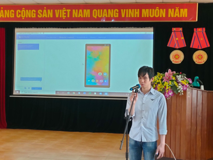 Thí sinh đạt giải Nhất phần thi Sản phẩm sáng tạo thuộc Hội người mù thành phố Hà Nội, thay mặt nhóm trình diễn 1 phần trong nội dung thi. Thí sinh đạt giải Nhất phần thi Sản phẩm sáng tạo thuộc Hội người mù thành phố Hà Nội, thay mặt nhóm trình diễn 1 phần trong nội dung thi.
