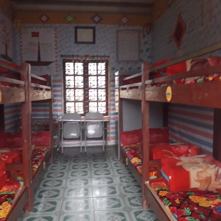 Phòng bán trú của HS được đảm bảo đầy đủ chăn, đệm ấm và che chắn không bị gió lùa.