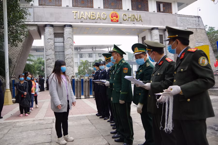 Hà Giang: Tiếp nhận 114 công dân Việt Nam do Trung Quốc trao trả