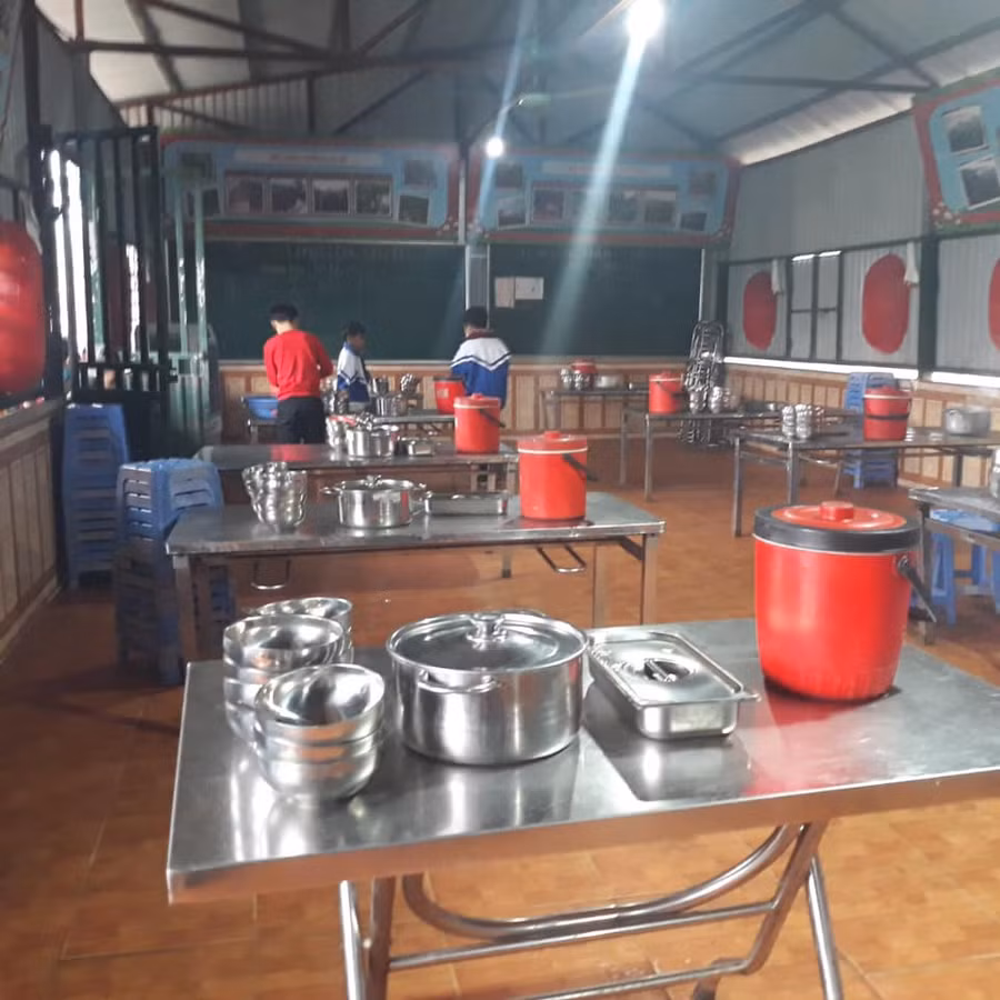 Cơm của HS được đựng trong hộp giữ nhiệt để đảm bảo ấm nóng.