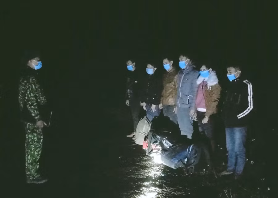 6 công dân bị chốt liên ngành số 4 - Đồn Biên phòng Xín Cái phát hiện, bắt giữ lúc 2 giờ đêm ngày 8/12 tại khu vực mốc 457