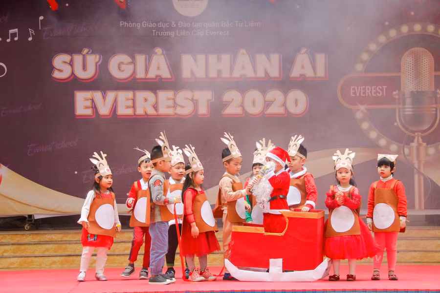 Trường Mầm non GP Academy trình bày tiết mục “Chú tuần lộc mũi đỏ"