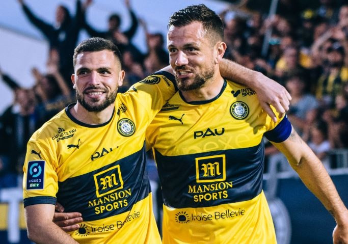 Cầu thủ Pau FC đã trụ hạng thành công sau lượt cuối giải Ligue 2 hôm 3/6.