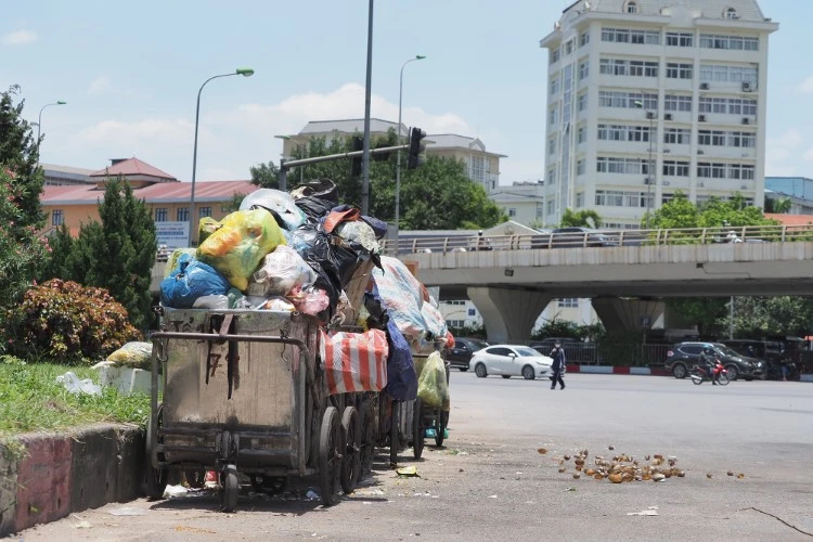 Rác thải trên đường Phạm Hùng chiều 21/6.