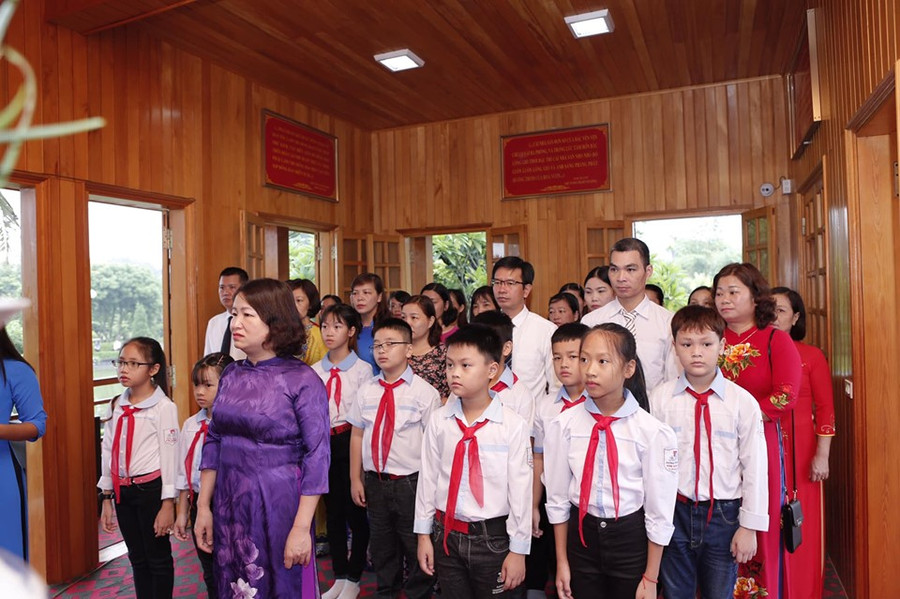 Trước đó, trong Ngày Quốc khánh 2/9, đoàn đại biểu của ngành Giáo dục thị xã Nghĩa Lộ đã tổ chức dâng hương, báo công với Bác tại Khu tưởng niệm Chủ tịch Hồ Chí Minh thị xã Nghĩa Lộ.