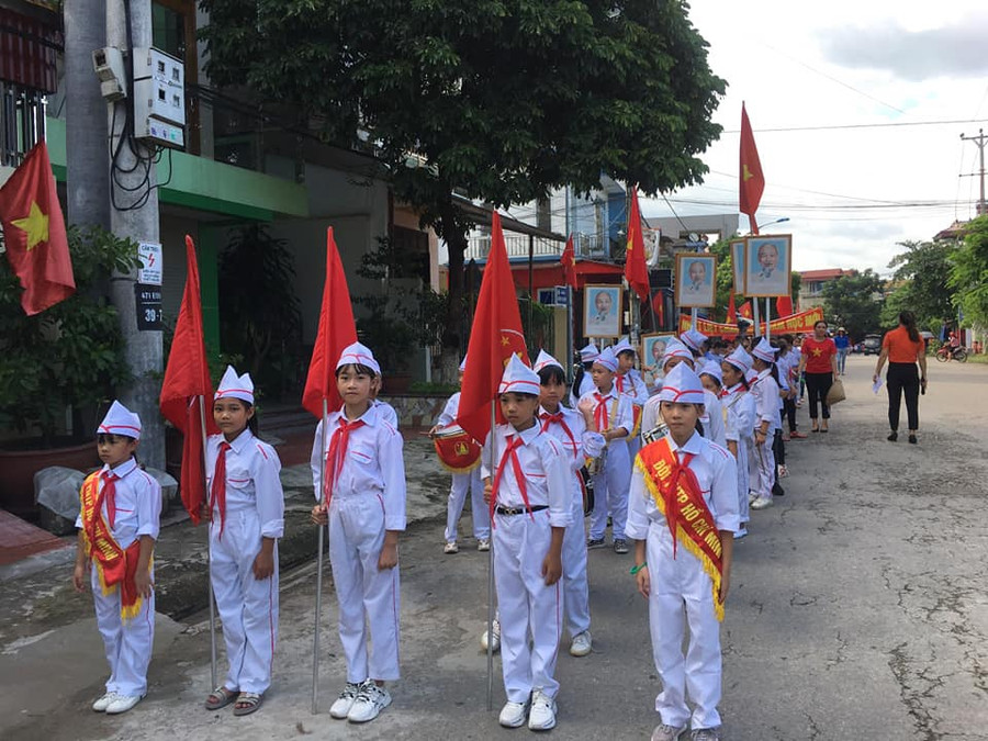 Đội nghi thức rước ảnh Bác Hồ.