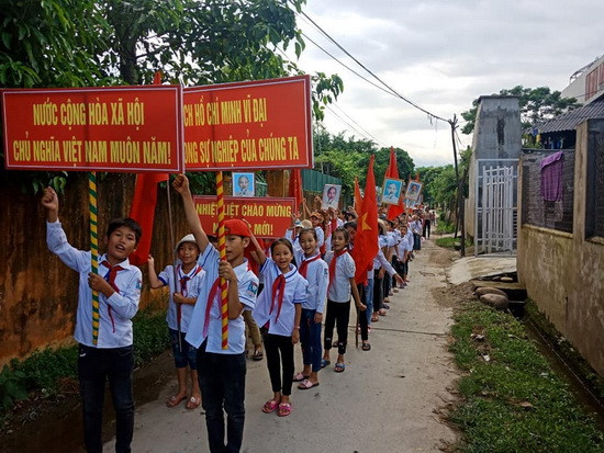 Học sinh hô khẩu hiệu cổ động cho Lễ khai giảng.