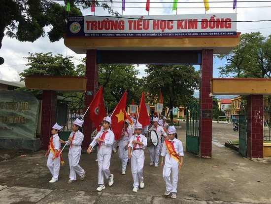 Đoàn cổ động của Trường Tiểu học Kim Đồng.