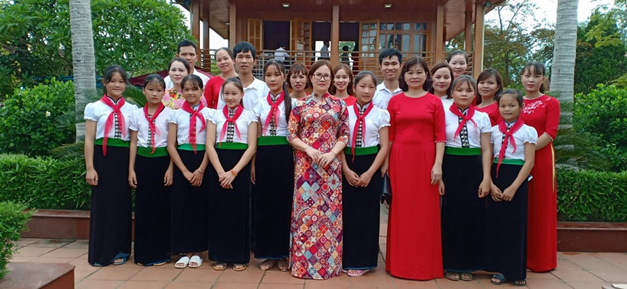 Đoàn giáo viên và học sinh Trường Tiểu học & THCS Hoàng Văn Thụ tại Khu tưởng niệm Chủ tịch Hồ Chí Minh thị xã Nghĩa Lộ.