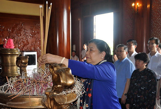 Đồng chí Tòng Thị Phóng cùng đoàn công tác dâng hương, dâng hoa tưởng niệm Chủ tịch Hồ Chí Minh tại Khu di tích lịch sử quốc gia thành phố Yên Bái Đồng chí Tòng Thị Phóng cùng đoàn công tác dâng hương, dâng hoa tưởng niệm Chủ tịch Hồ Chí Minh tại Khu di tích lịch sử quốc gia thành phố Yên Bái