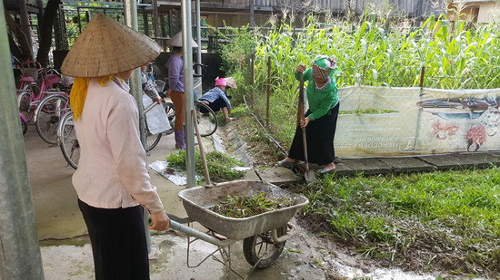 Phụ huynh học sinh và các hội, đoàn thể làm vệ sinh trường lớp.