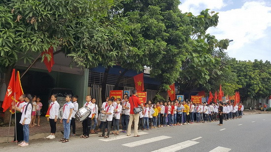 Đoàn cổ động chuẩn bị hàng ngũ đi cổ động cho Lễ khai giảng năm học mới 2019 - 2020.